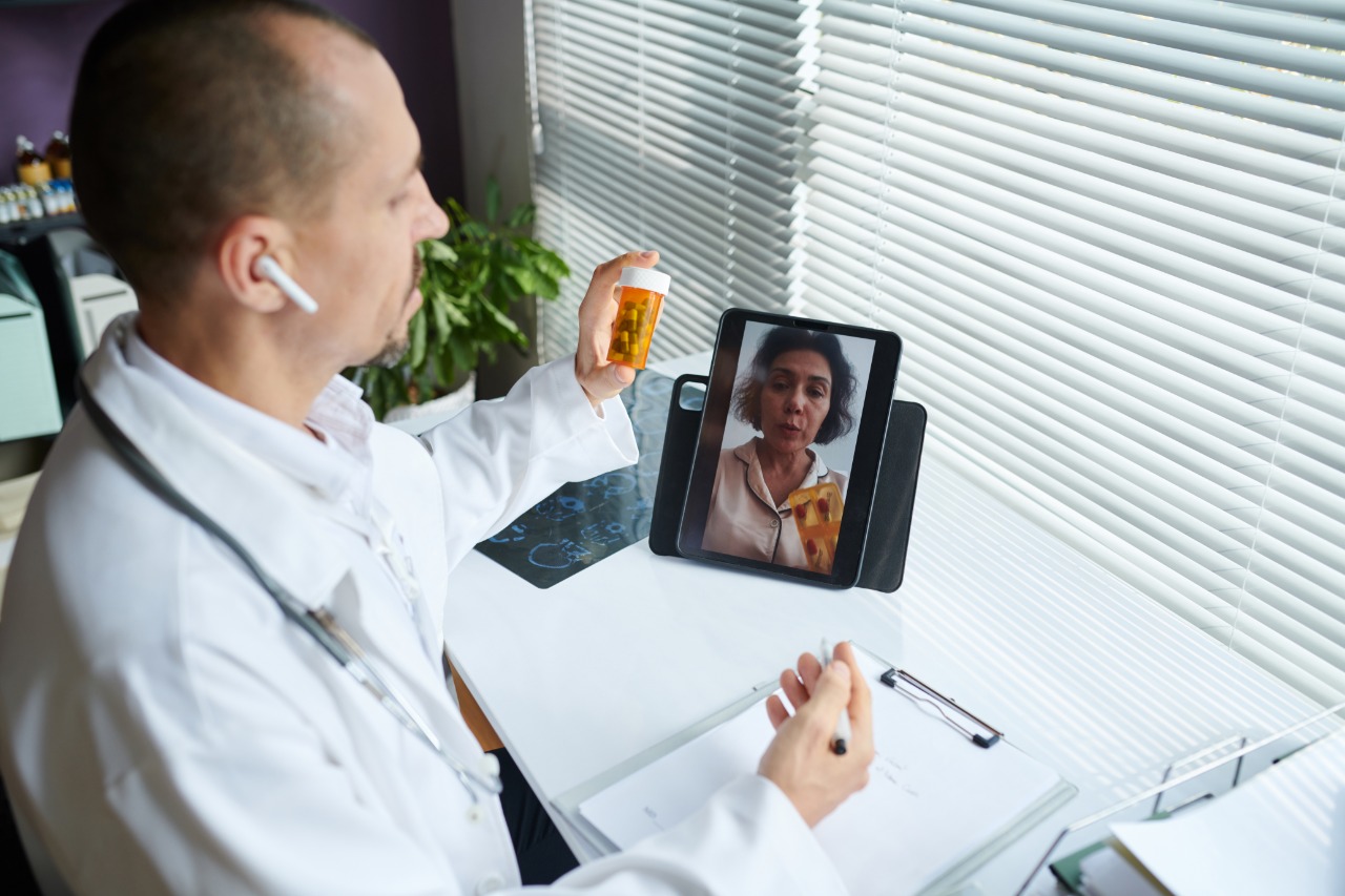 Arzt im Gespräch mit Patient – digitale Sprechstunde per Telemedizin mit moderner Online-Beratung