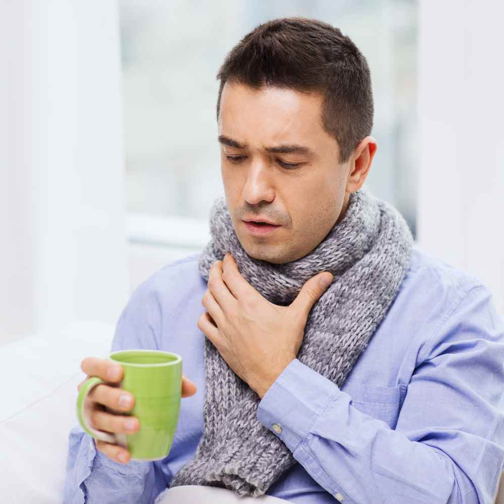 Grippe (Influenza): Person im Bett; hohes Fieber, Husten, Gliederschmerzen und Abgeschlagenheit als neutrales Kategoriebild