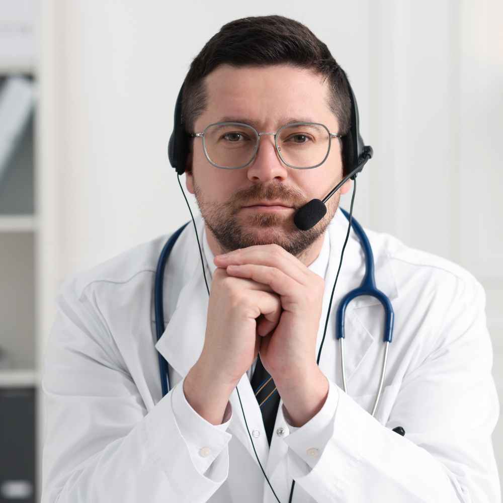 Allgemeinmedizinische Online-Beratung bei Docto24 – Patient im digitalen Gespräch mit Ärztin über Laptop in moderner Telemedizin-Umgebung